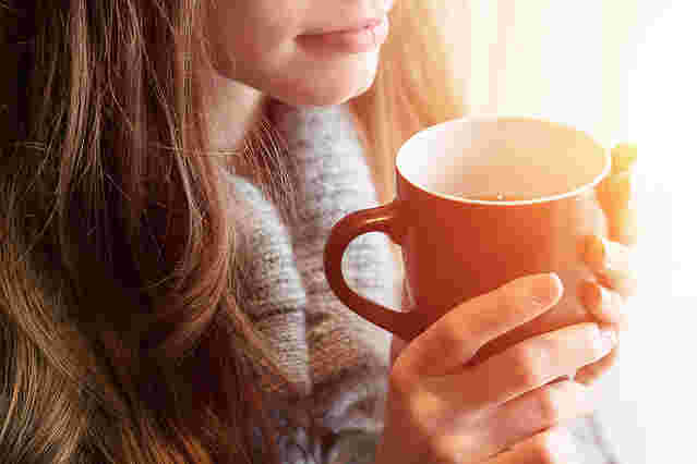 舞茸茶を飲む女性