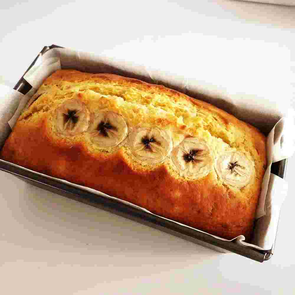 焼き型に入ったバナナパウンドケーキ