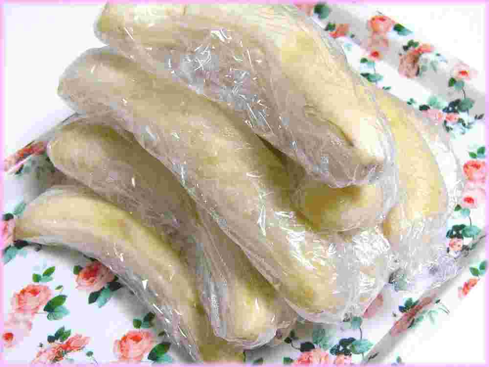 トレイに載せたラップで包んだバナナ