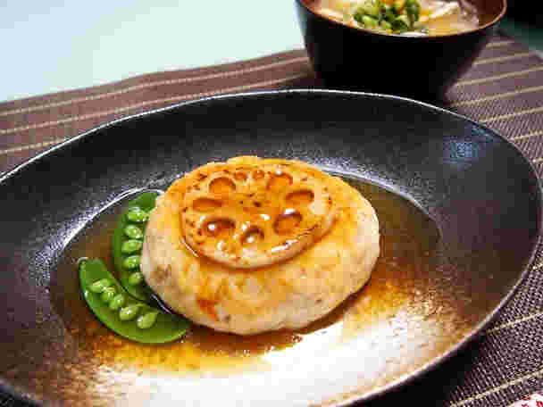 和風れんこんハンバーグを皿に盛り付けた完成品。豚汁を添えて
