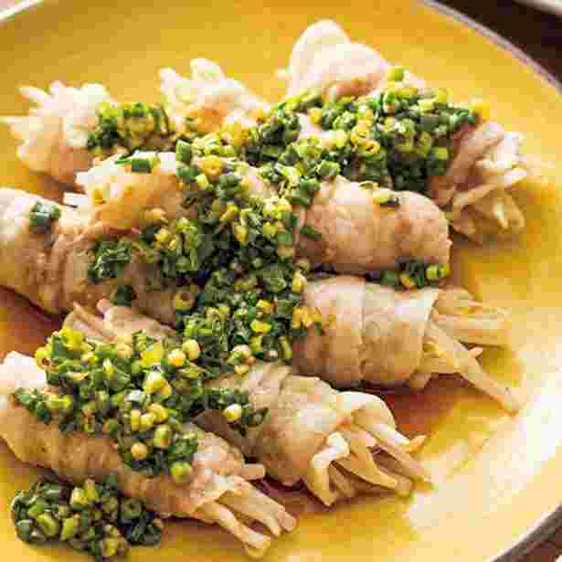 丸く黄色のお皿に盛られたもやしの豚肉巻き