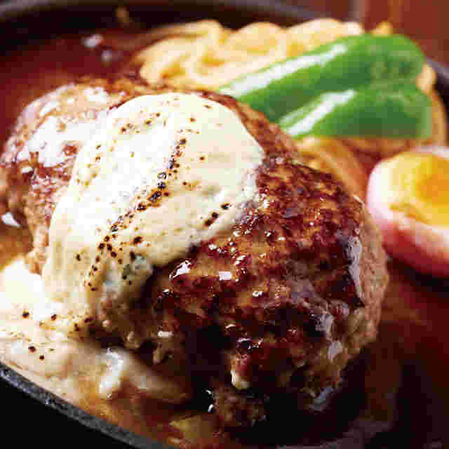 お店で提供されるハンバーグの様子