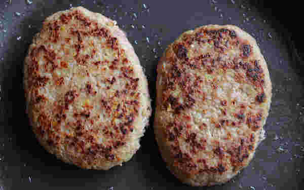 ハンバーグをフライパンで焼いている様子