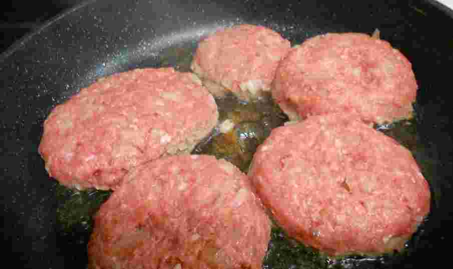 ハンバーグを焼いている様子