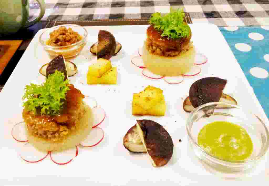 玉ねぎのおろしと醤油ベースの和風ハンバーグを皿に盛り付ける
