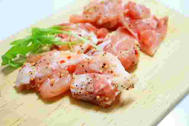 板の上にのせられた鶏肉