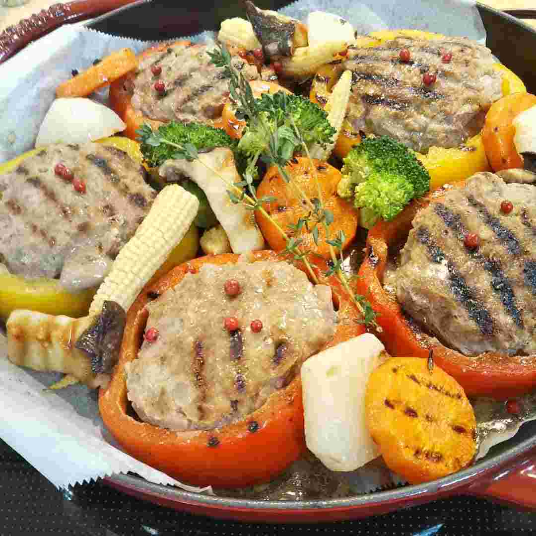 パプリカの肉詰めの野菜添えの完成品。熱々をそのまま食卓へ