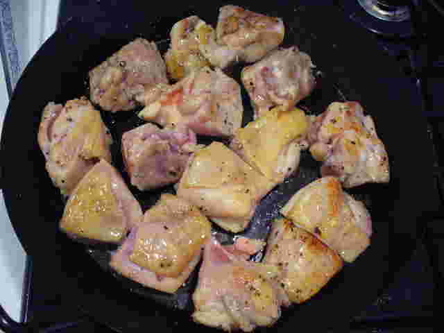 フライパンで焼かれる鶏肉