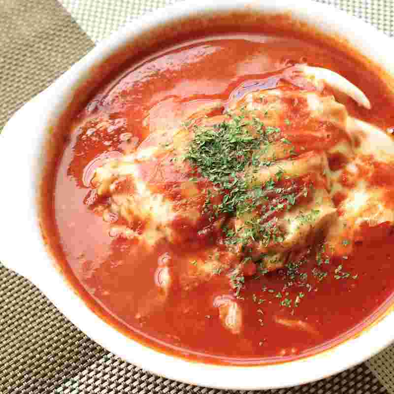 レンジで作ったチーズ入りのトマトスープ