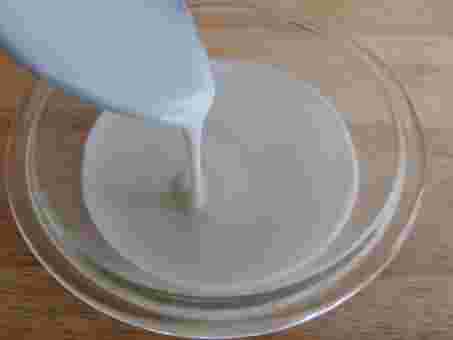 スプーンですくったカスピ海ヨーグルト
