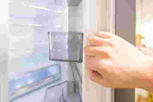 冷蔵庫を開ける手元