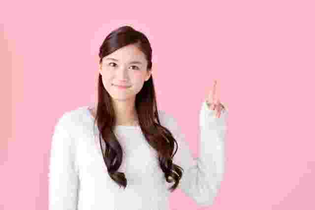 指をさしている女性