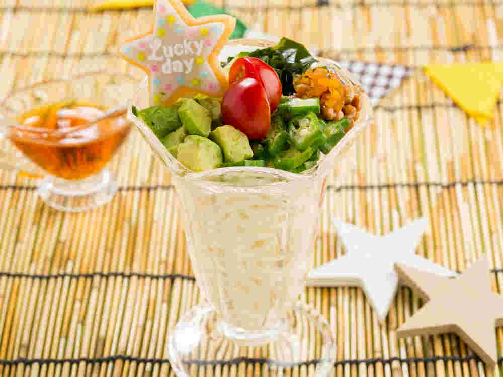 わかめ納豆ぶっかけうどんと星のオブジェとめんつゆ