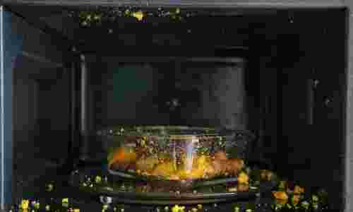 電子レンジ内で食べ物が爆発した様子