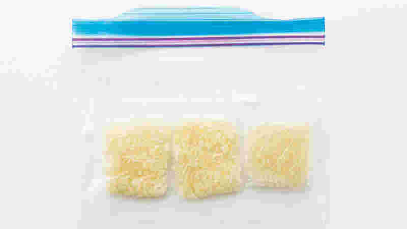 にんにくのみじん切りを小分けにしフリーザーバッグにまとめている