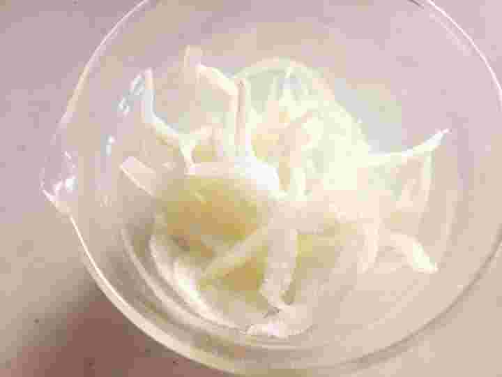 玉ねぎスライスに塩を振る