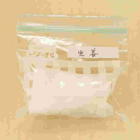生姜をペーパーに包んでジップロックで保存
