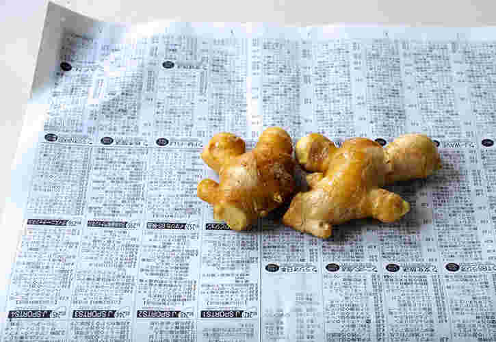 新聞紙に置かれた生姜