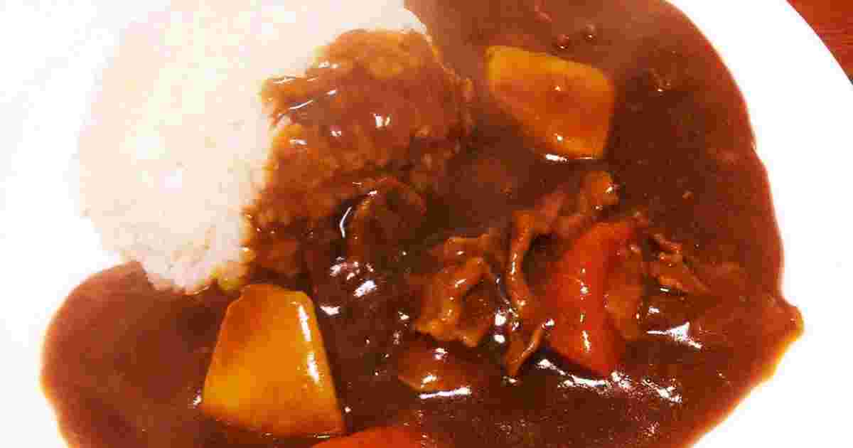 ご飯とカレーのルー、ジャガイモ、ニンジン、肉がたっぷり入っていて美味しそう