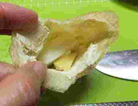 油揚げのなかに餅をいれた様子