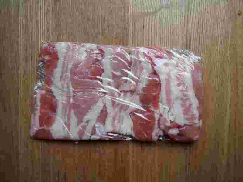 ラップに包んだ豚肉