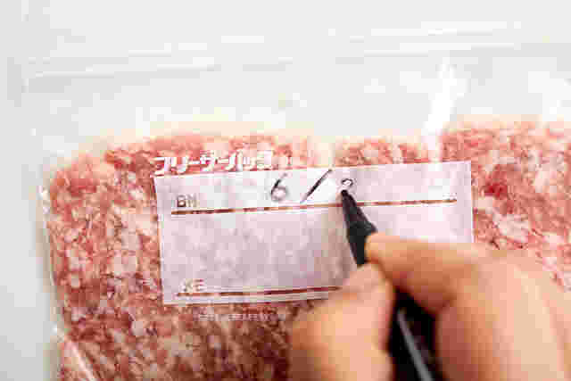 豚ひき肉を保存バッグにいれているところ