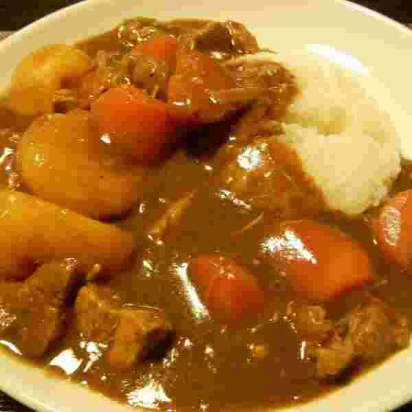 広めの丸い皿に少量のご飯、ごろごろした野菜、肉とカレールがたっぷり入って美味しそう。