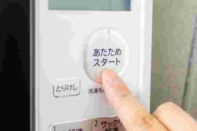 電子レンジを操作する手