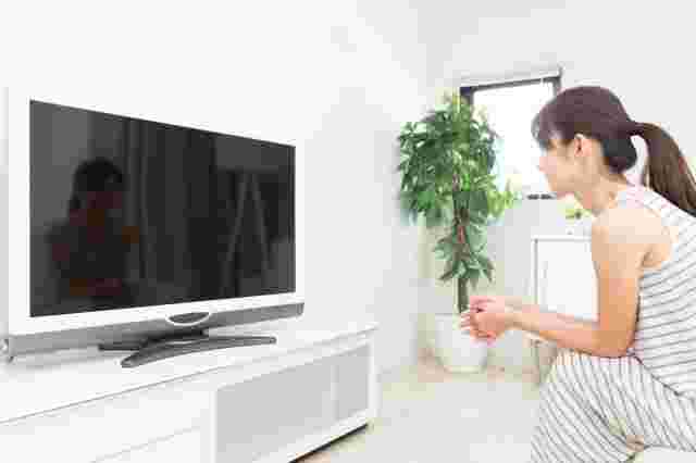 テレビを見ている女性の画像