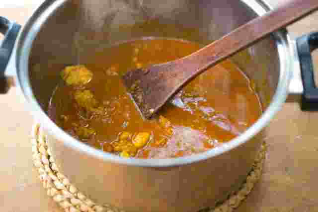 鍋に入ったチキンカレー