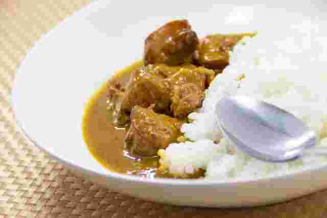 カレー皿にチキンカレーとスプーン