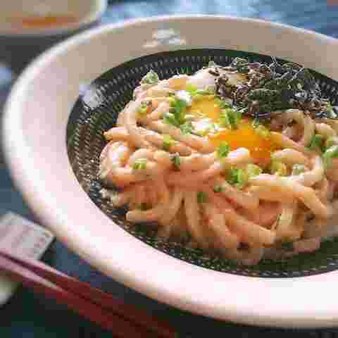 たらこを絡めたうどんと箸