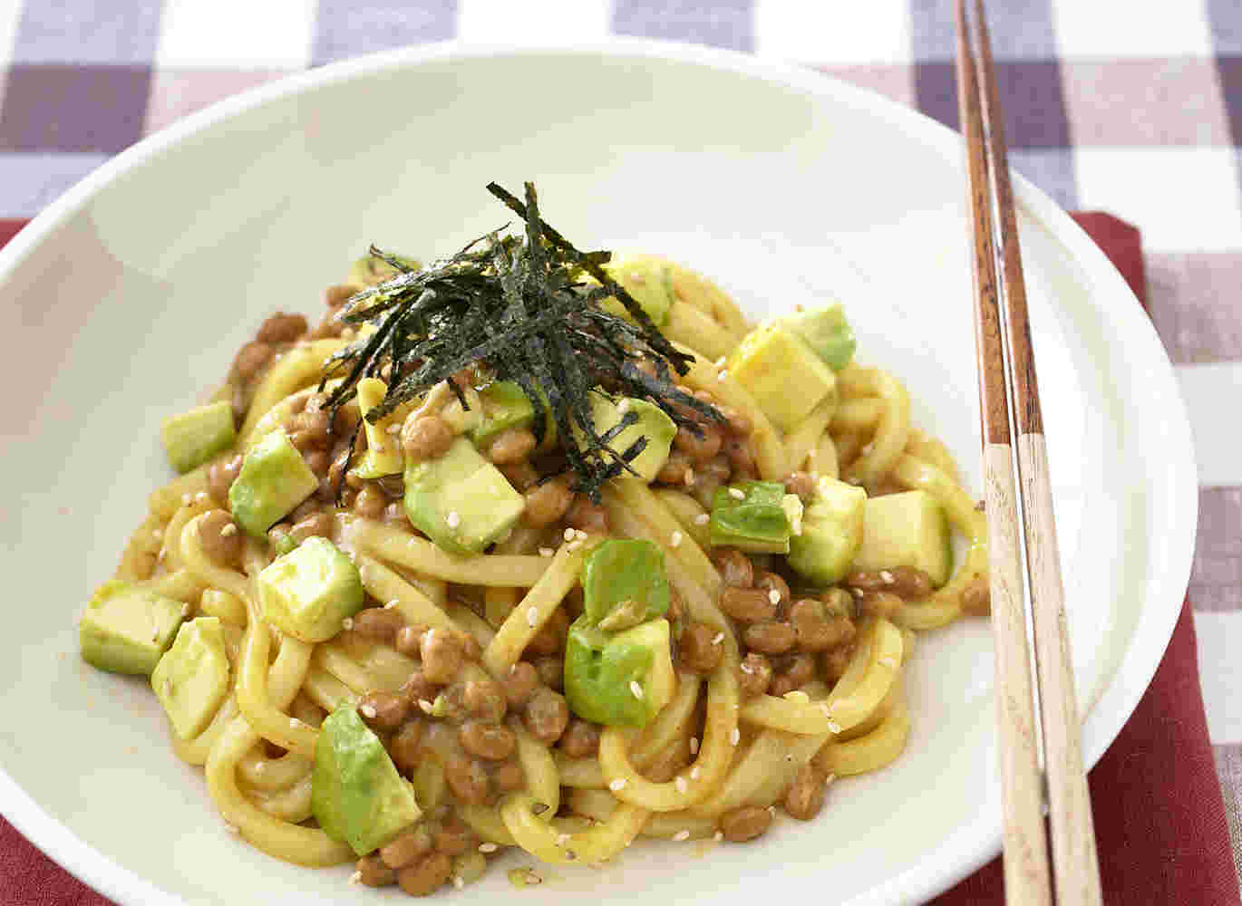 アボカド納豆うどんと添えられたお箸