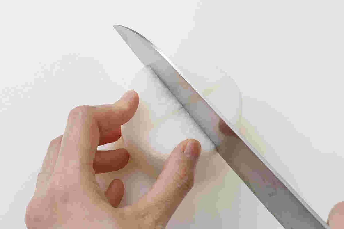 大根に隠し包丁を入れている様子