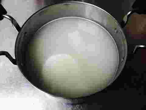 大根の下茹でに米のとぎ汁を使用している様子