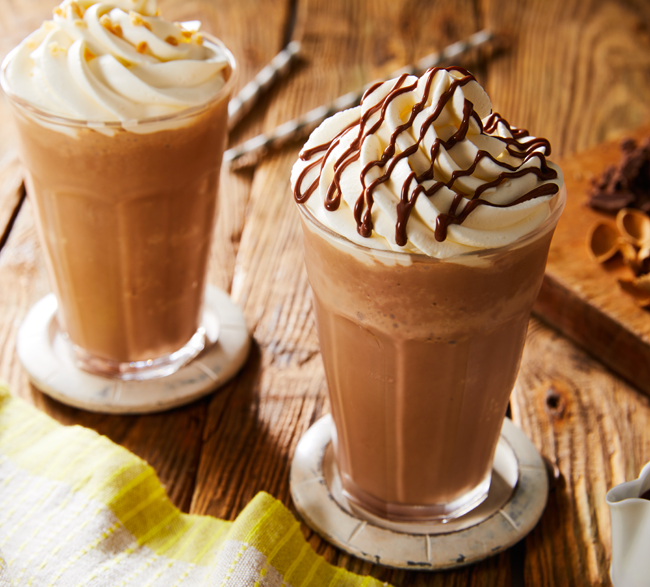 ホイップクリームをたっぷりのせたチョコレートフラッペドリンク