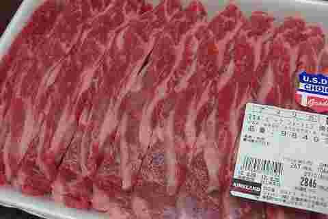 パックに入った大量の牛肉