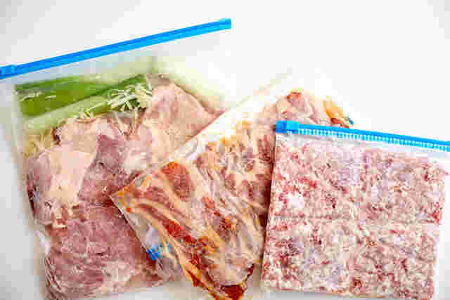 保存袋に入った鶏肉と牛肉とひき肉