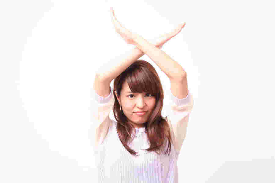 女性が手でバツをしている様子