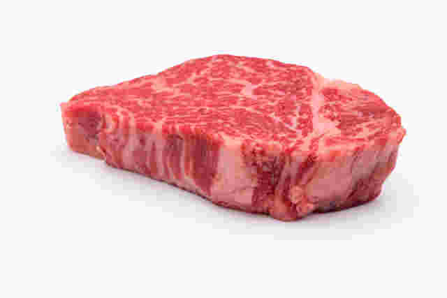 置かれた牛ステーキ肉一枚