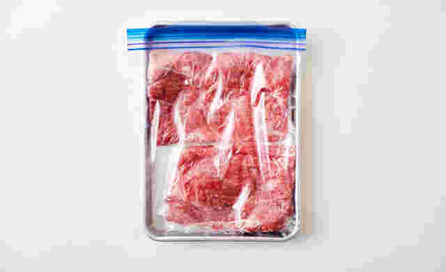ジップロックに入った牛肉の薄切り