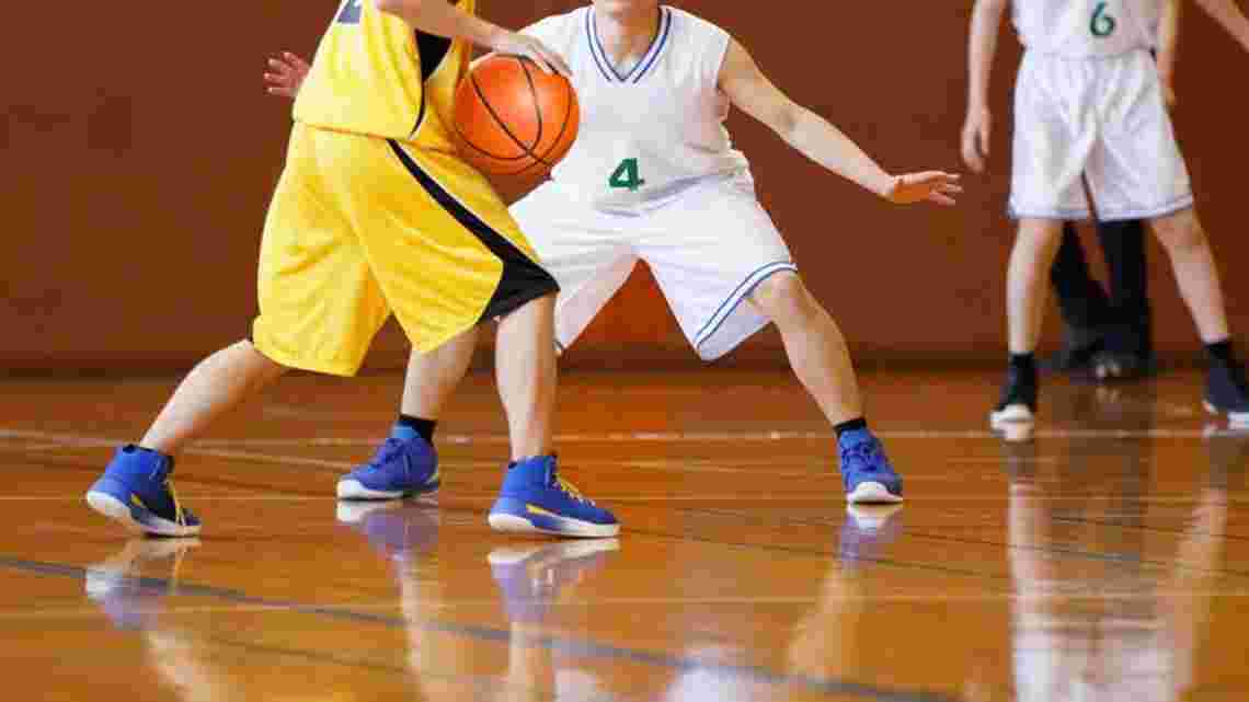 体育館でスポーツをしている様子