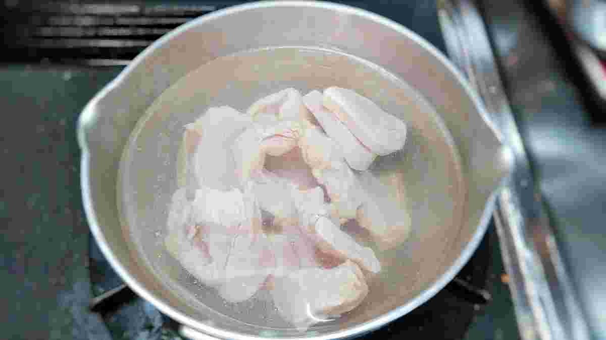 鶏むね肉を茹でている