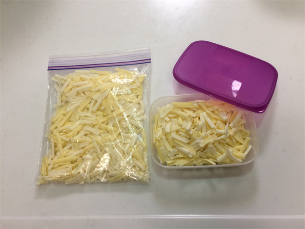 チーズを保存容器に入れているところ