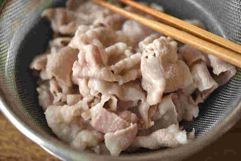 茹でた豚肉の様子