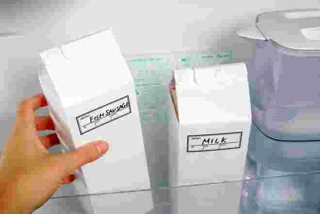 冷蔵庫に入った牛乳パック