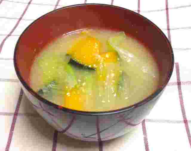 カボチャとレタスの味噌汁画像
