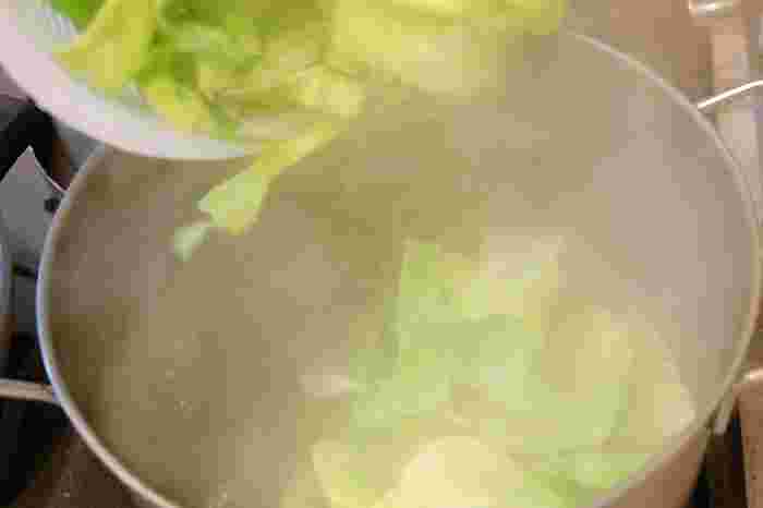 キャベツを茹でている様子