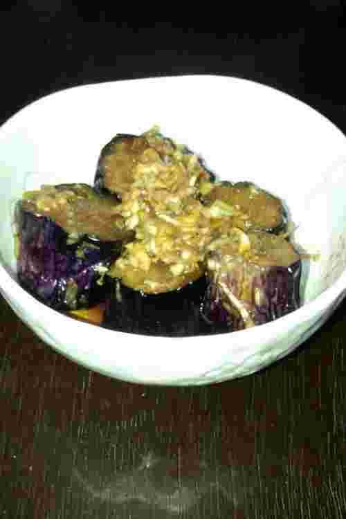 輪切りにしたなすの揚げ物。冷えていて冷たくぴぴりとして美味しい。