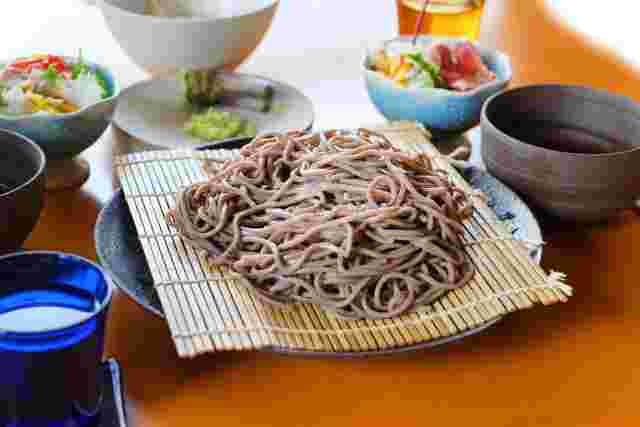 ざるそばと付け合わせの小鉢と薬味とつけつゆ